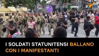 George Floyd, i soldati statunitensi ballano con i manifestanti