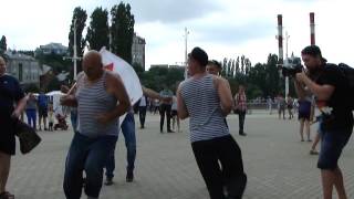 Танцуют моряки