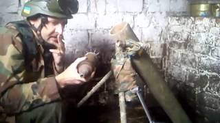 Боец ВСУ стреляет из миномёта PW-120i, Русски окупанты в ужасе бегут.