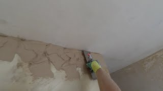 Выравниваем шпаклевкой углы стен (под потолком). Выводим под правило строительное.