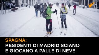 Spagna: residenti di Madrid sciano e giocano a palle di neve