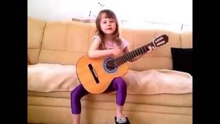 . Маленькая девочка КЛАССНО ПОЁТ и ИГРАЕТ на гитаре!