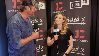 Blake Shelton says he named Gwen Stefani's parrot, not her dogs.