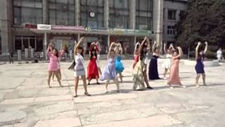 23 06 2012  Флэшмоб с выпускницами 2012 г Комсомольск на Амуре