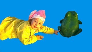 Lady Diana Kisses The Frogs! Fun! Леди Диана Целует Лягушек! Прикол! Nursery Rhymes for kids
