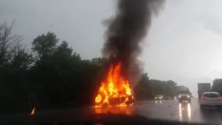 Туляк снял на видео горящий вместе с людьми автомобиль
