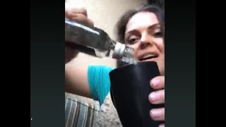 Бутылка джина почти допита! YuliaPanda007 демонстрирует свой алкоголизм в Periscope