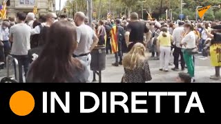 Arresto di #Puigdemont, centinaia di persone protestano davanti al consolato italiano di Barcellona