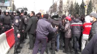 Харьков. ОГА. Драка митингующих. Начало. (07/04/14)