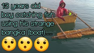 Isang bata na namimingwit gamit kanyang kakaibang bangka | SeaVlog