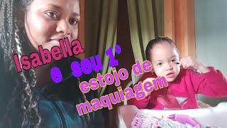 Olhem a reação de Isabella quando ganhou seu 1° estojo de maquiagem