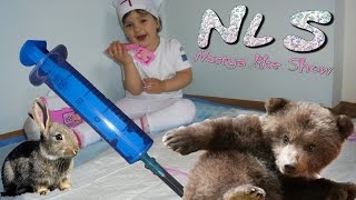 Играем в ДОКТОРА с НАСТОЯЩИМ УКОЛОМ/ Настя ЛІКУЄ ЗВІРЯТ/Playing doctor with a real prick