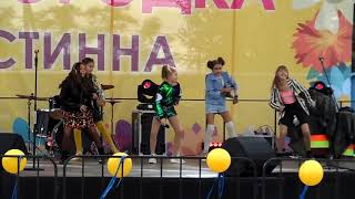 День села. Песня "Танцуют девочки"