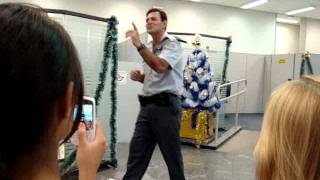 Sargento Nilton apresenta poema "O presente de natal" no Banco do Brasil de Piedade dez/2011